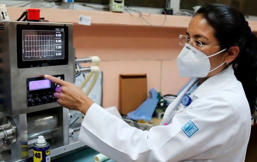 Alumno en laboratorio