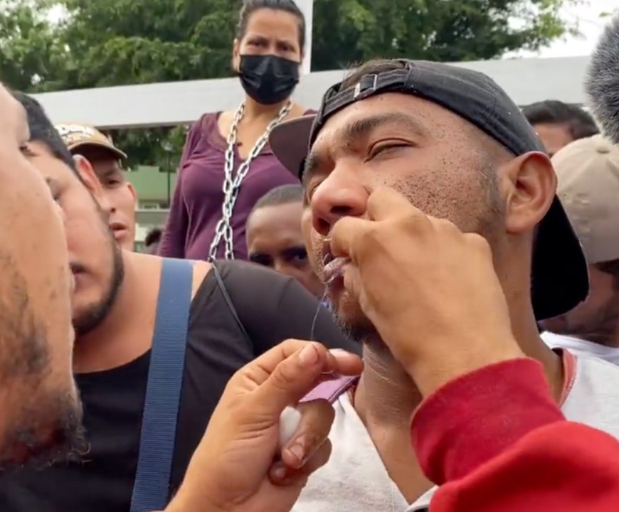 Personas migrantes de cosen los labios