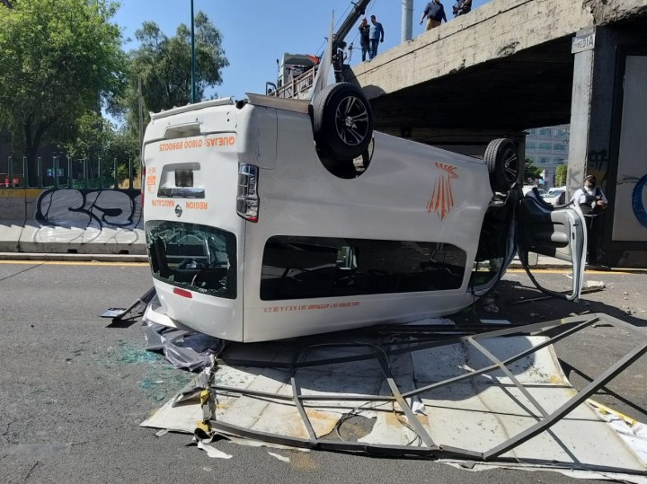 Combi de Nicolás Romero cae sobre Periférico 