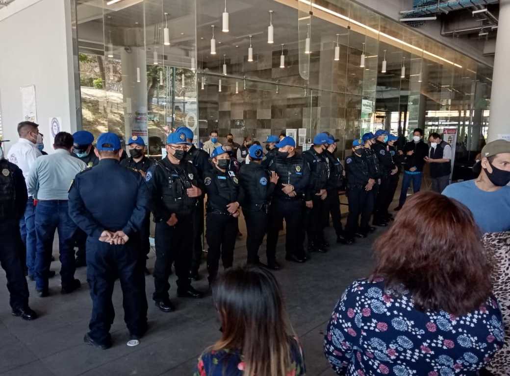 Grupo de policías auxiliares en la alcaldía MH