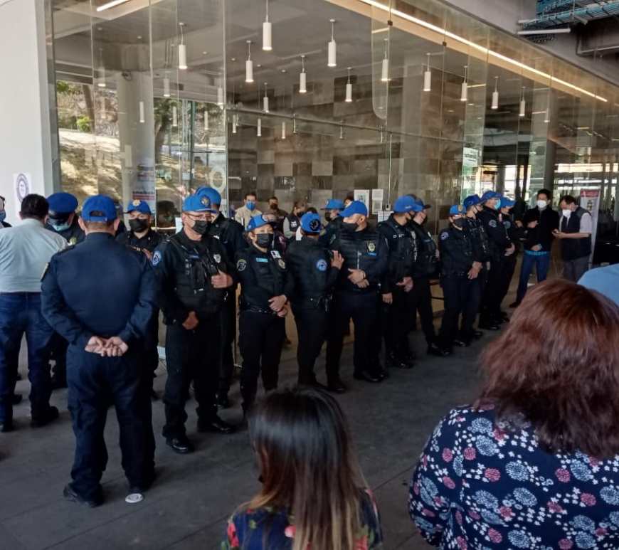Grupo de policías auxiliares en la alcaldía MH