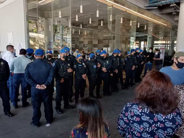 Grupo de policías auxiliares en la alcaldía MH