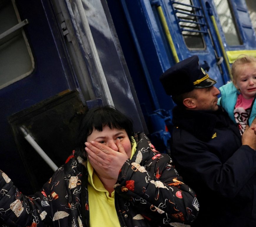 Una mujer y una niña reaccionan al no poder abordar un tren