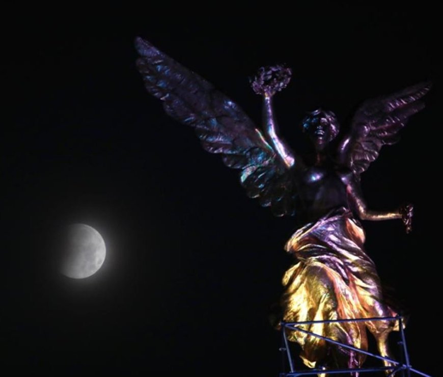 Luna y monumento a la independencia