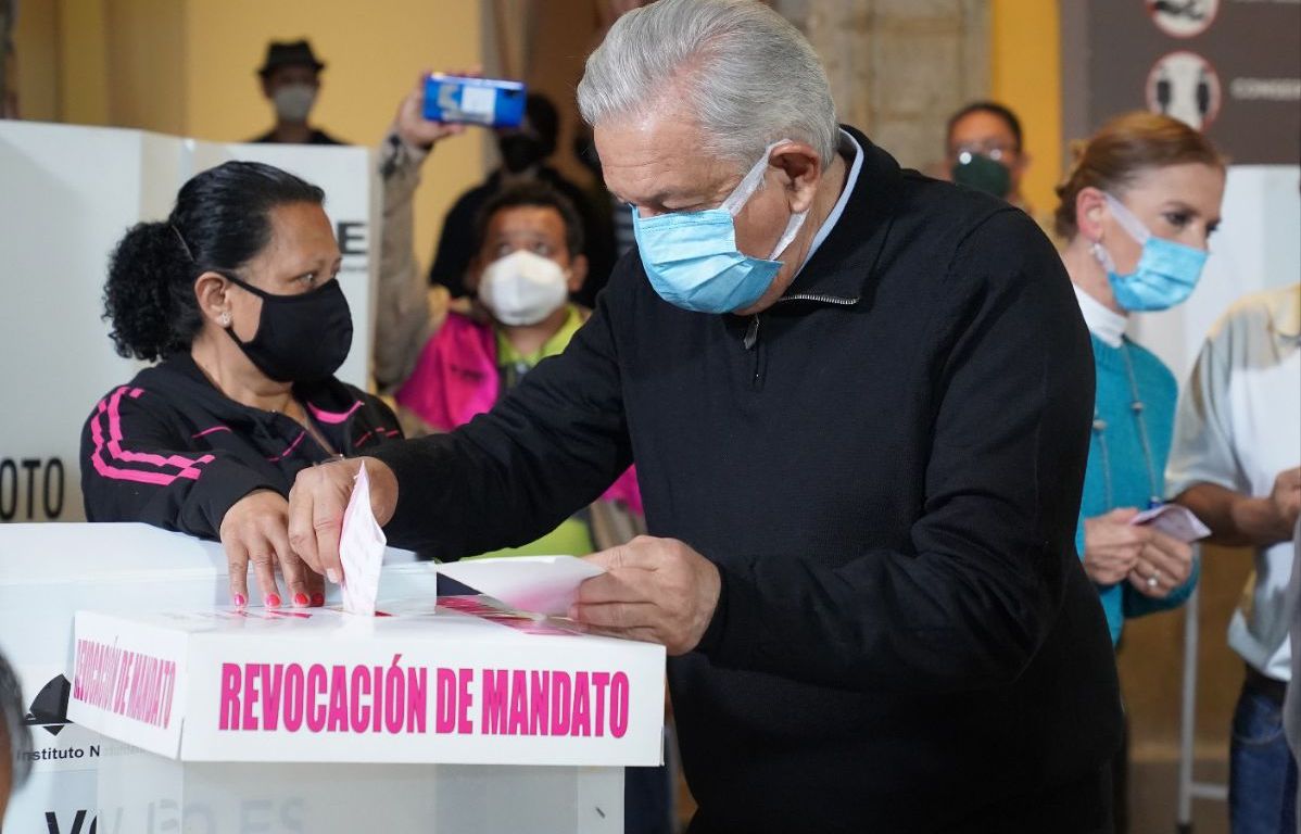 El presidente Andrés Manuel López Obrador al emitir su voto por la revocación de mandato
