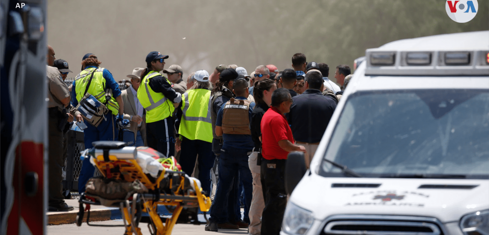 Policías frente a la Escuela Primaria Robb luego de un tiroteo
