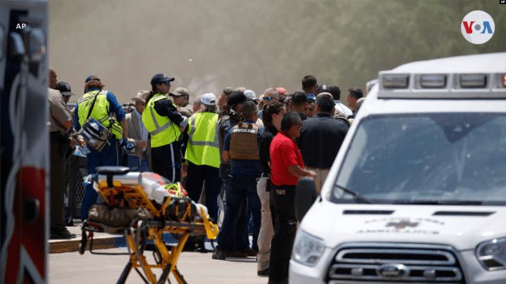 Policías frente a la Escuela Primaria Robb luego de un tiroteo