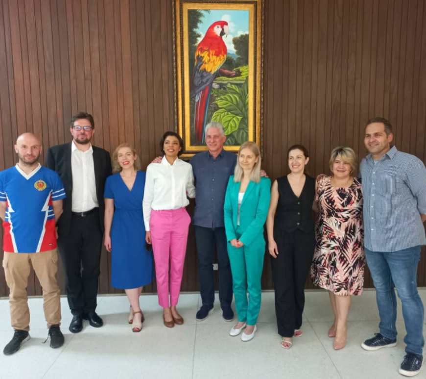 Miguel Díaz Canel y periodistas de RT