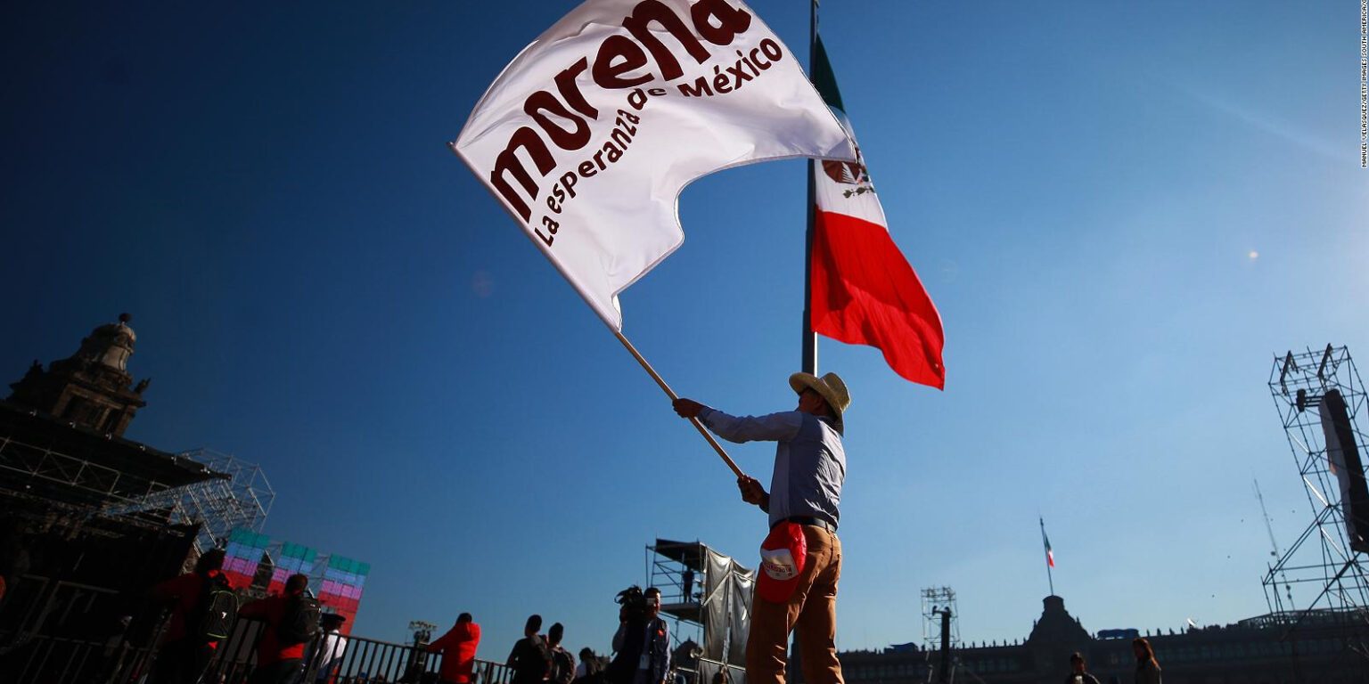 Militante de Morena la plaza de la Constitución