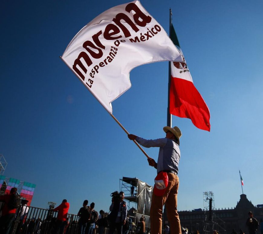 Militante de Morena la plaza de la Constitución