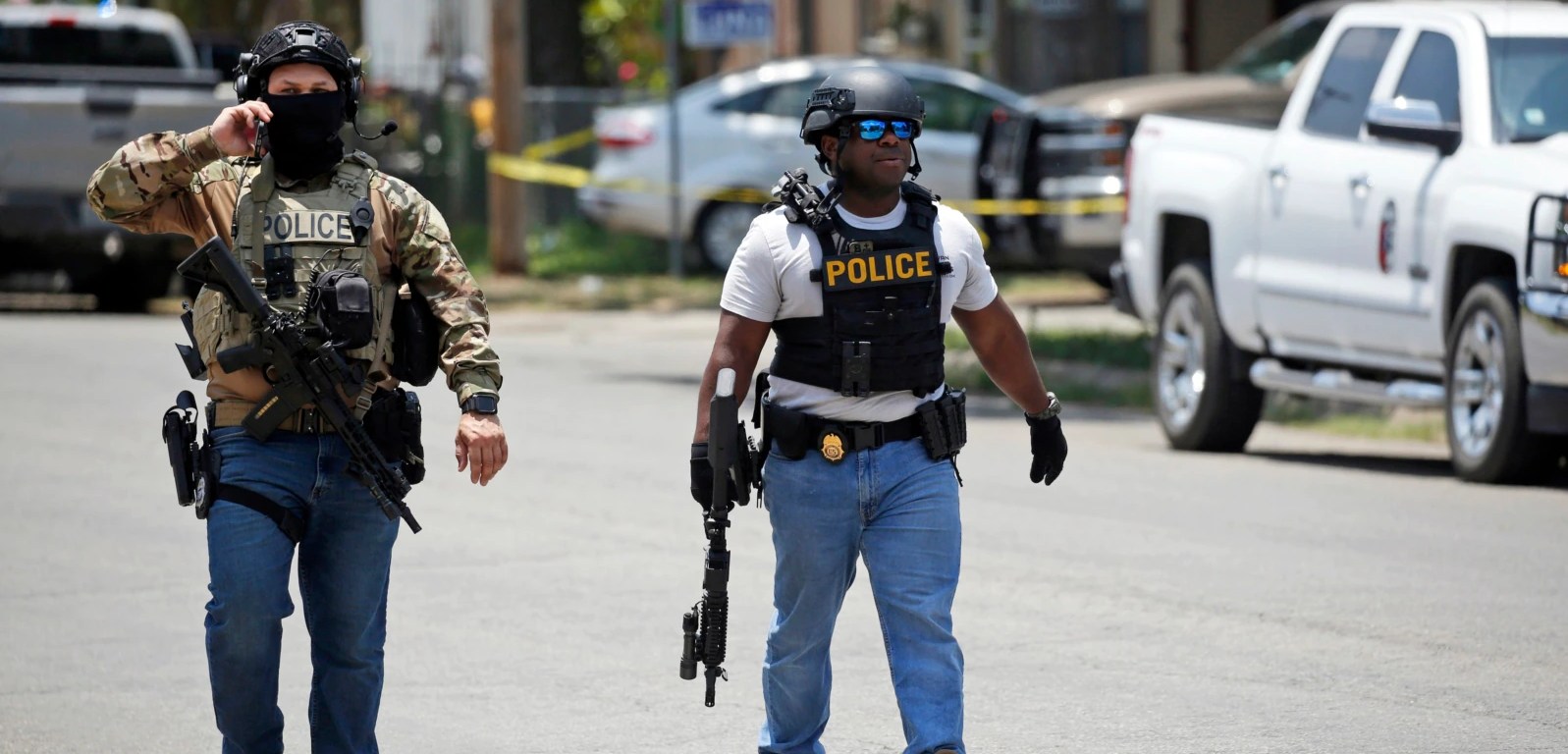 Policías frente a la Escuela Primaria Robb luego de un tiroteo