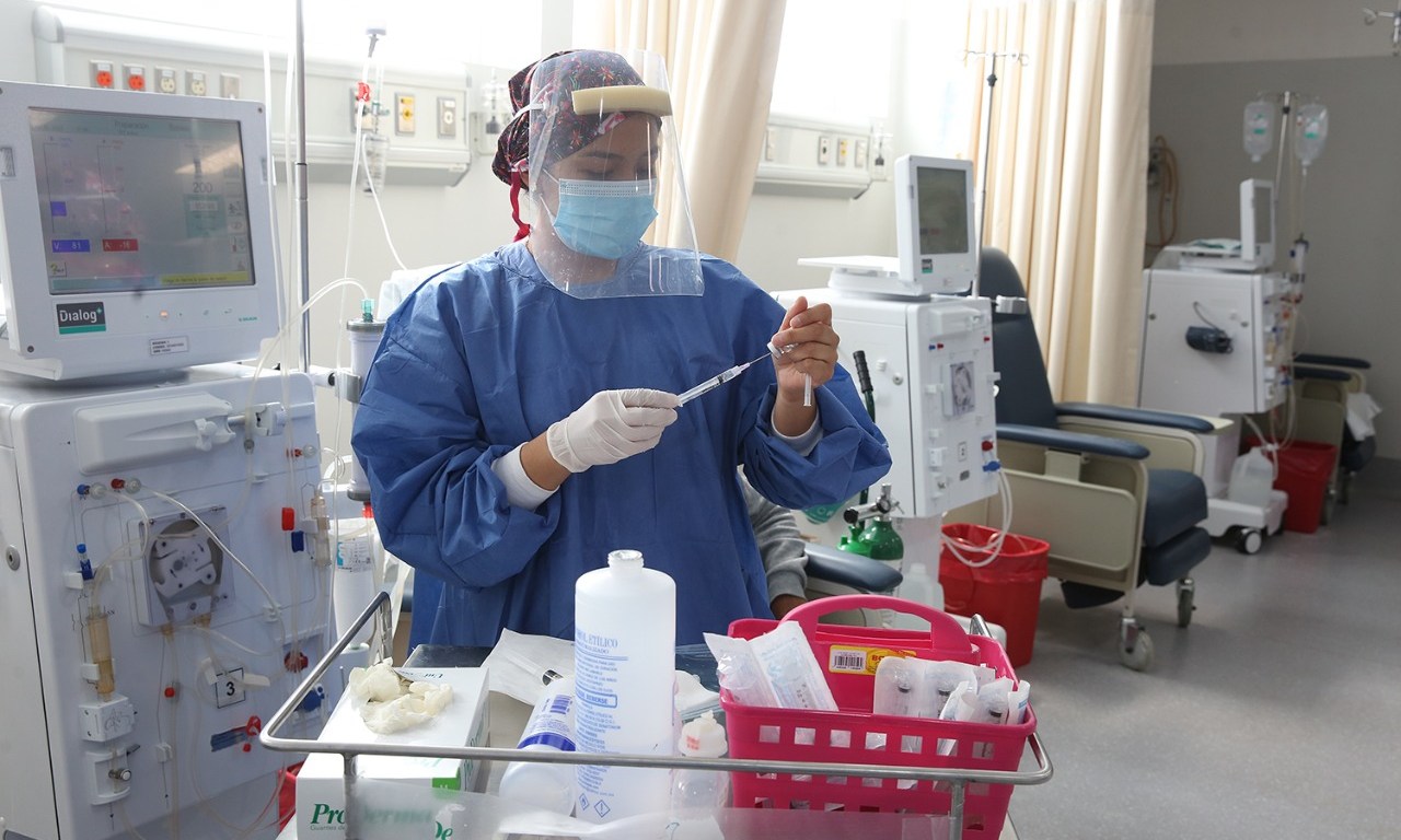 Enfermera prepara inyección