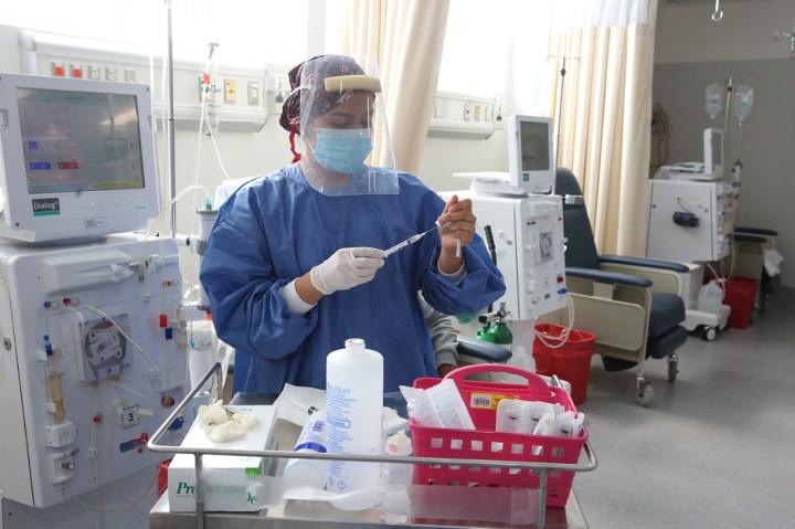 Enfermera prepara inyección 