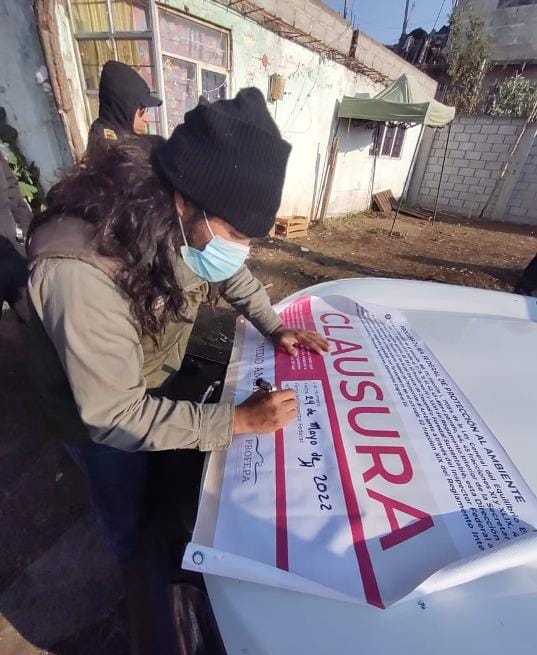 Sello de clausura para taller clandestino de producción de madera
