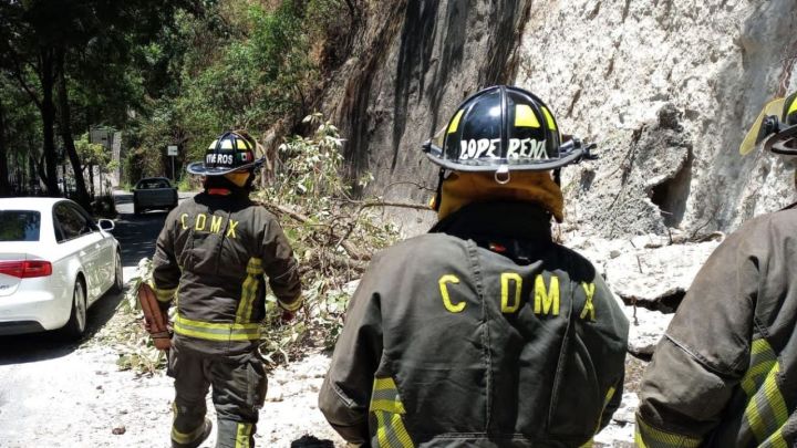 Bomberos tras deslave