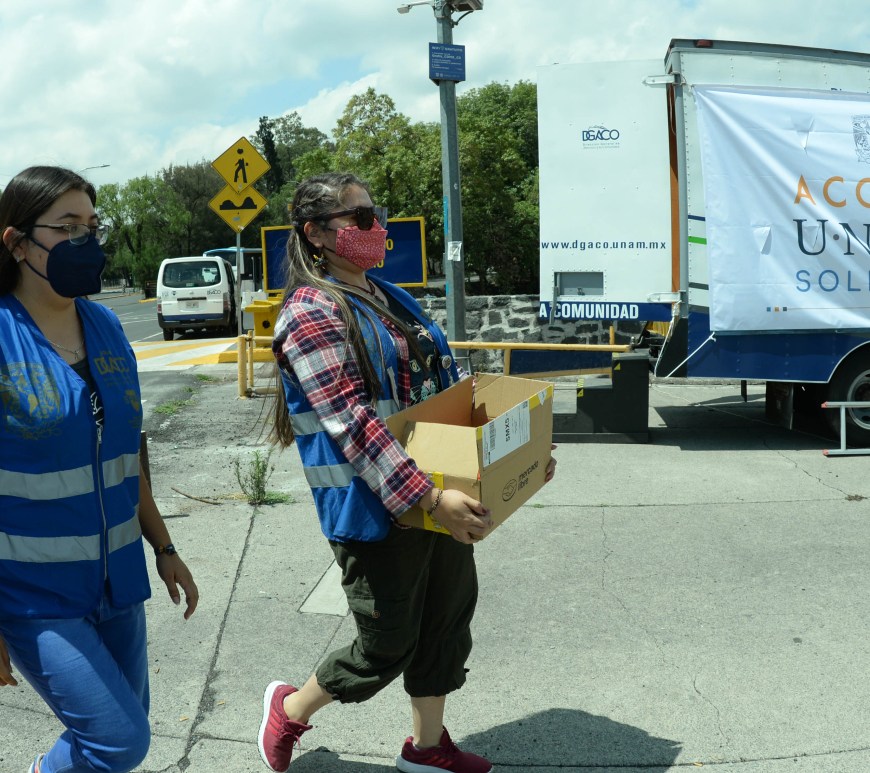 Entrega de víveres en la UNAM
