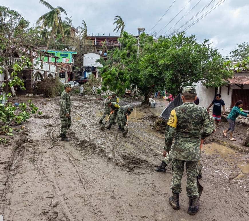 Soldados remueven lodo Plan DNIII