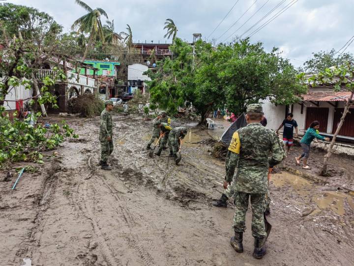Soldados remueven lodo Plan DNIII
