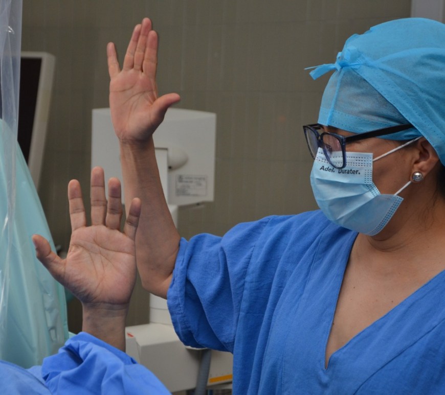 Medico y paciente en cirugía