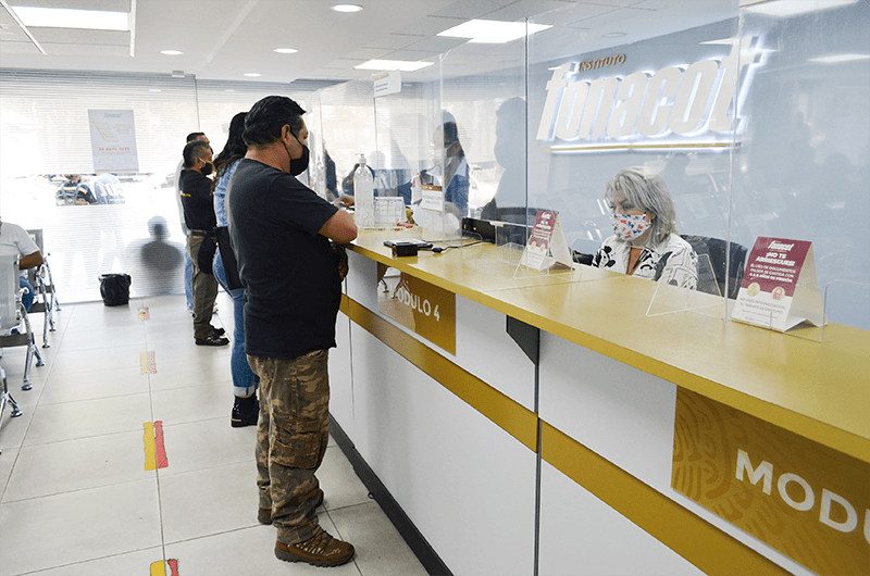 Trabajador en ventanilla de Fonacot
