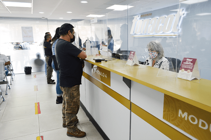 Trabajador en ventanilla de Fonacot