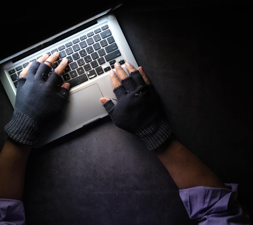 Manos en computadora