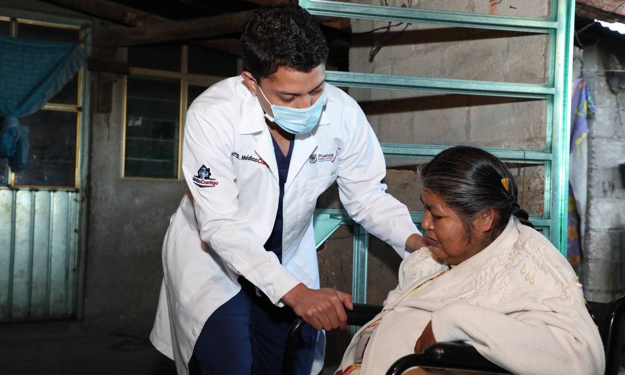 Médico atiende a mujer en silla de ruedas