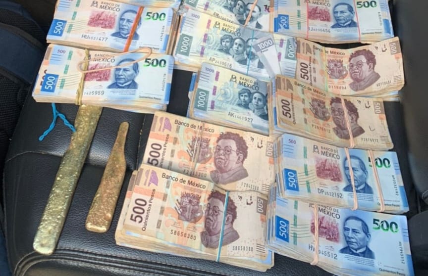 billetes y barras de oro aseguradas