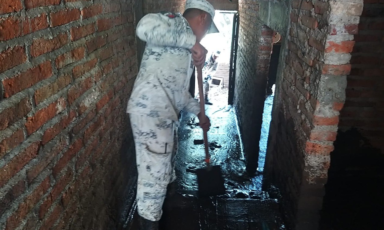 Persona de la Guardian Nacional en labores humanitarias