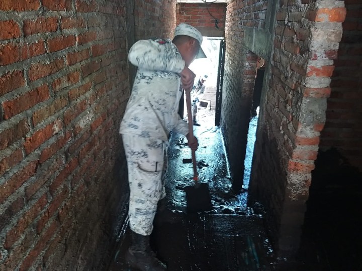 Persona de la Guardian Nacional en labores humanitarias