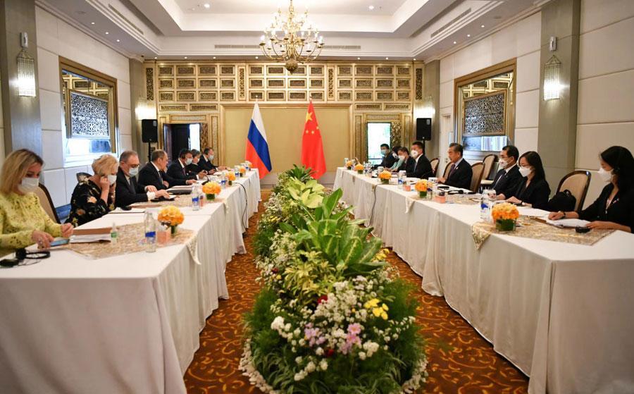 El ministro de Relaciones Exteriores de China, Wang Yi, se ha reunido con su homólogo ruso, Serguéi Lavrov, en el marco de la reunión de ministros de Relaciones Exteriores del G20 en Bali.