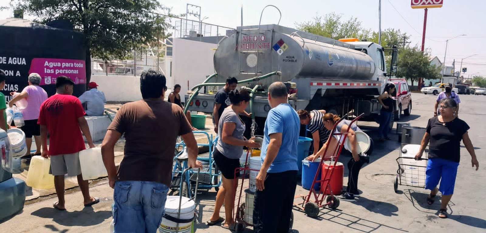 Vecinos reciben agua en pipas