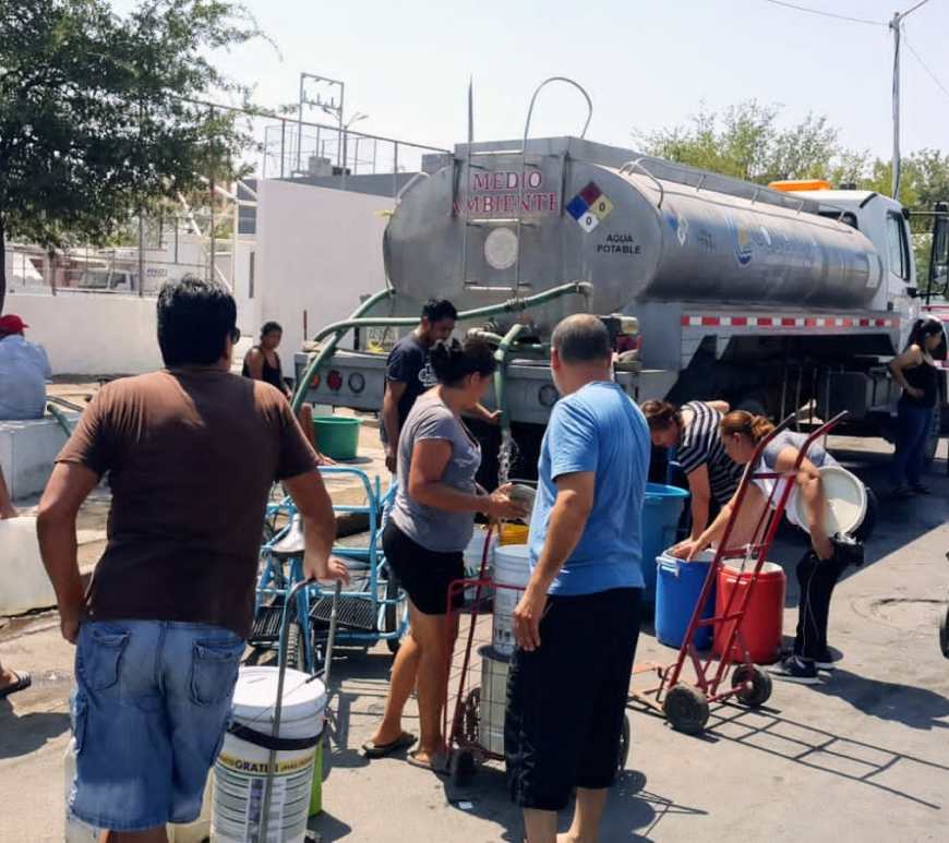 Vecinos reciben agua en pipas