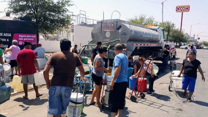 Vecinos reciben agua en pipas