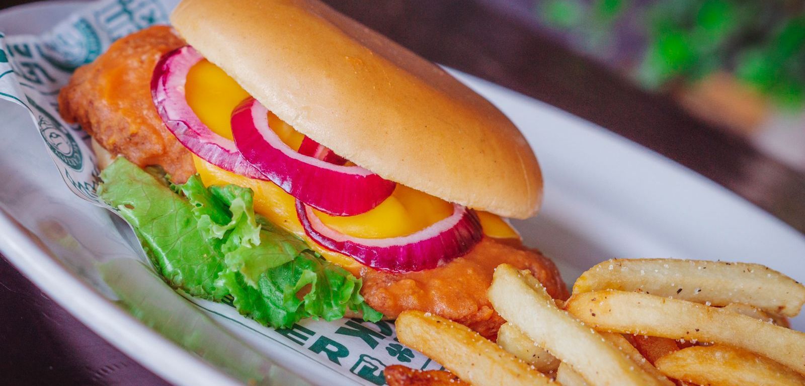 Hamburguesa con papas. Alimentos.