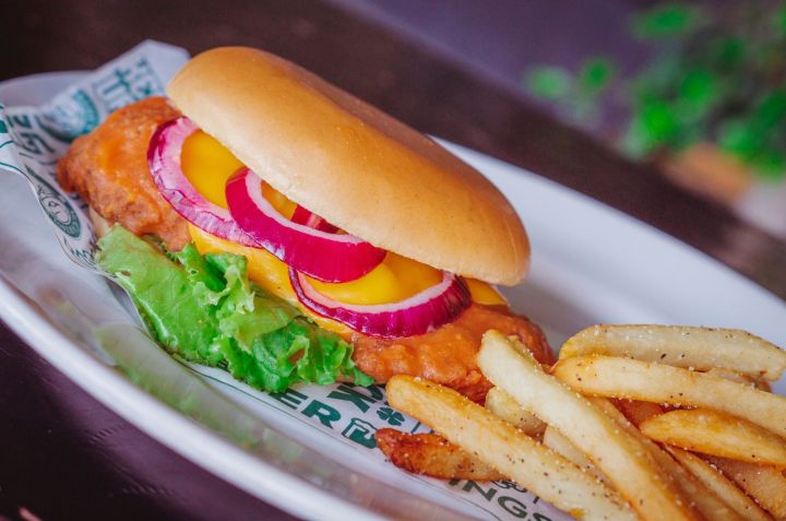 Hamburguesa con papas. Alimentos.