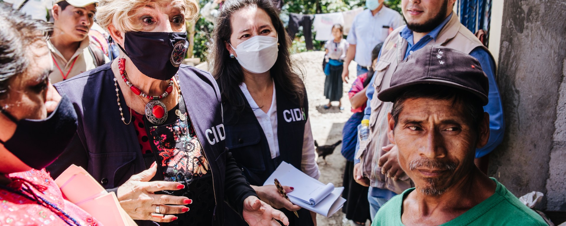 Integrantes de la CIDH con personas indígenas en Chiapas