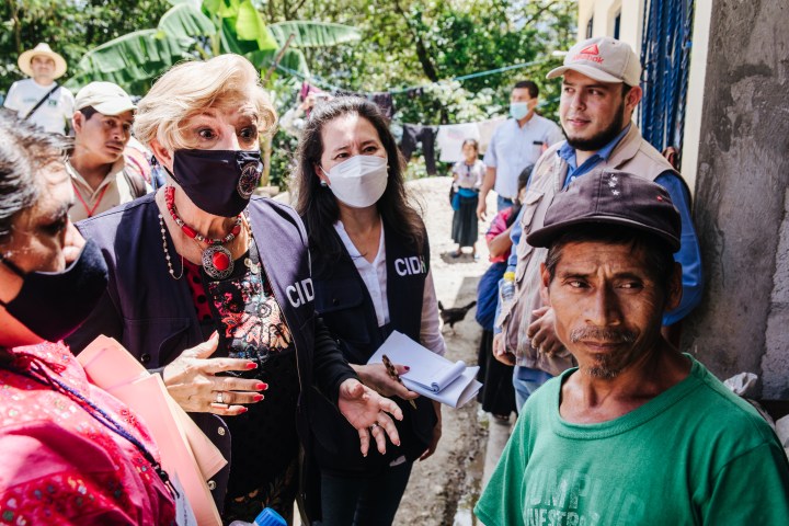 Integrantes de la CIDH con personas indígenas en Chiapas