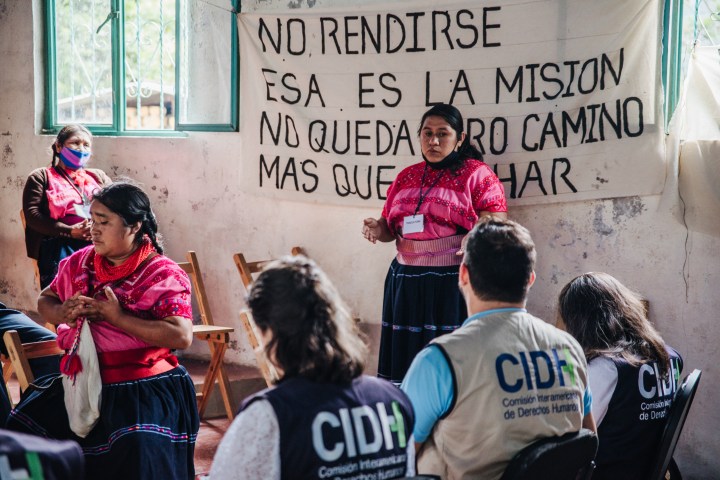 Integrantes de la CIDH con personas indígenas en Chiapas