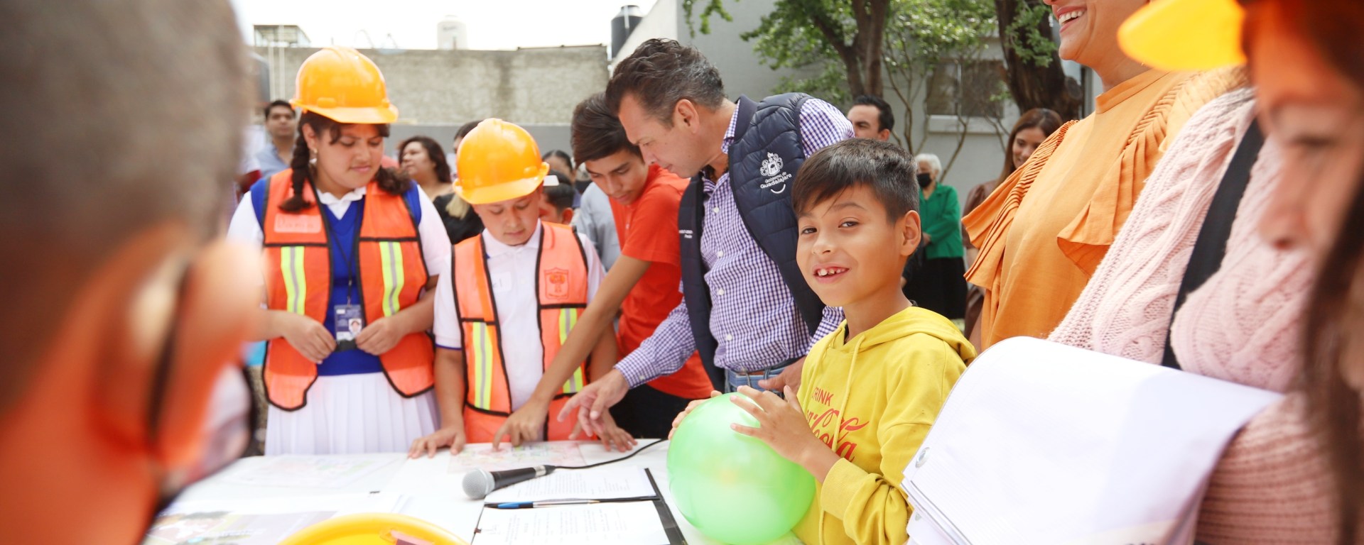 Niños constructores con autoridades