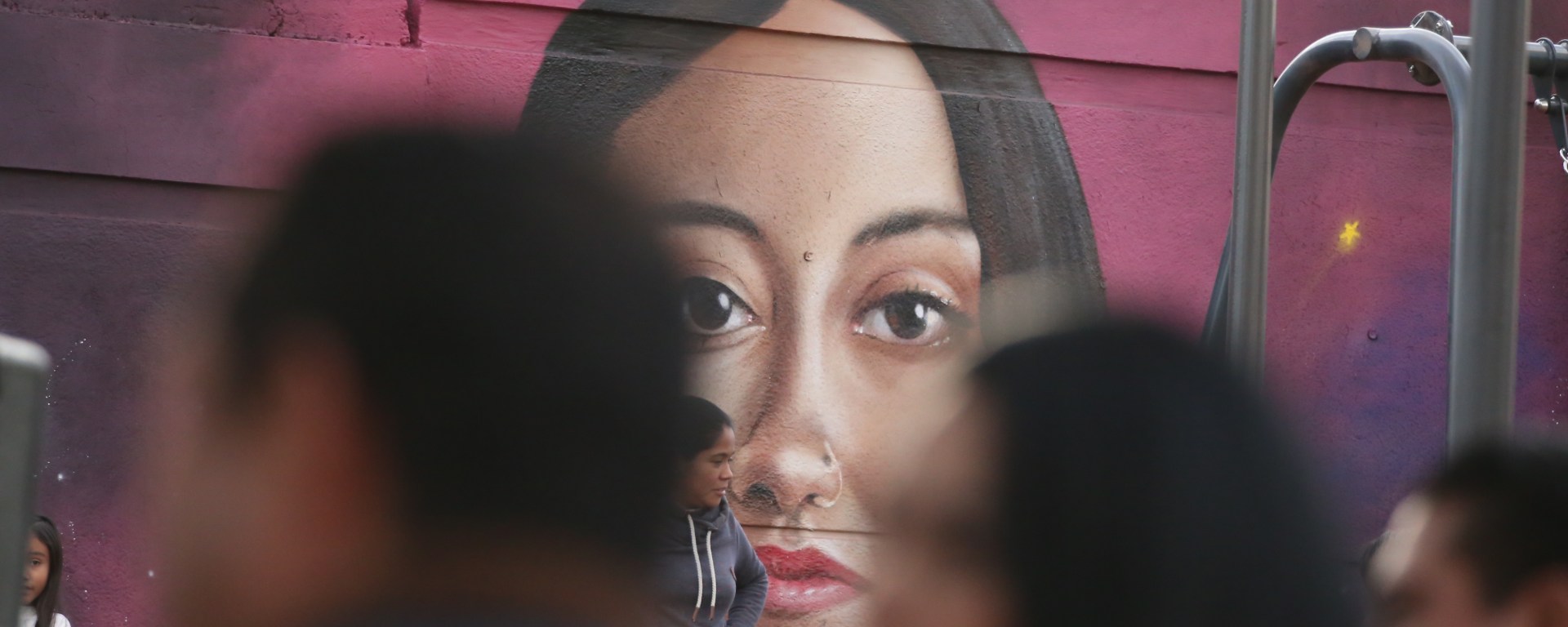 Rostro de mujer en mural