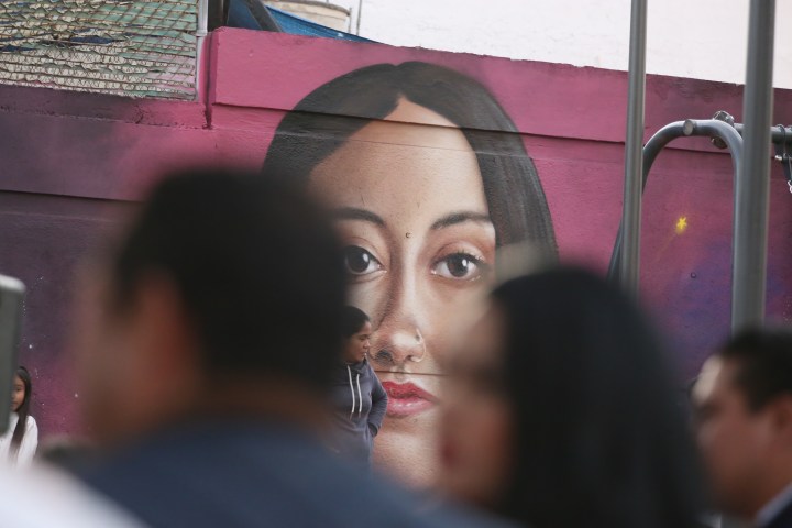 Rostro de mujer en mural
