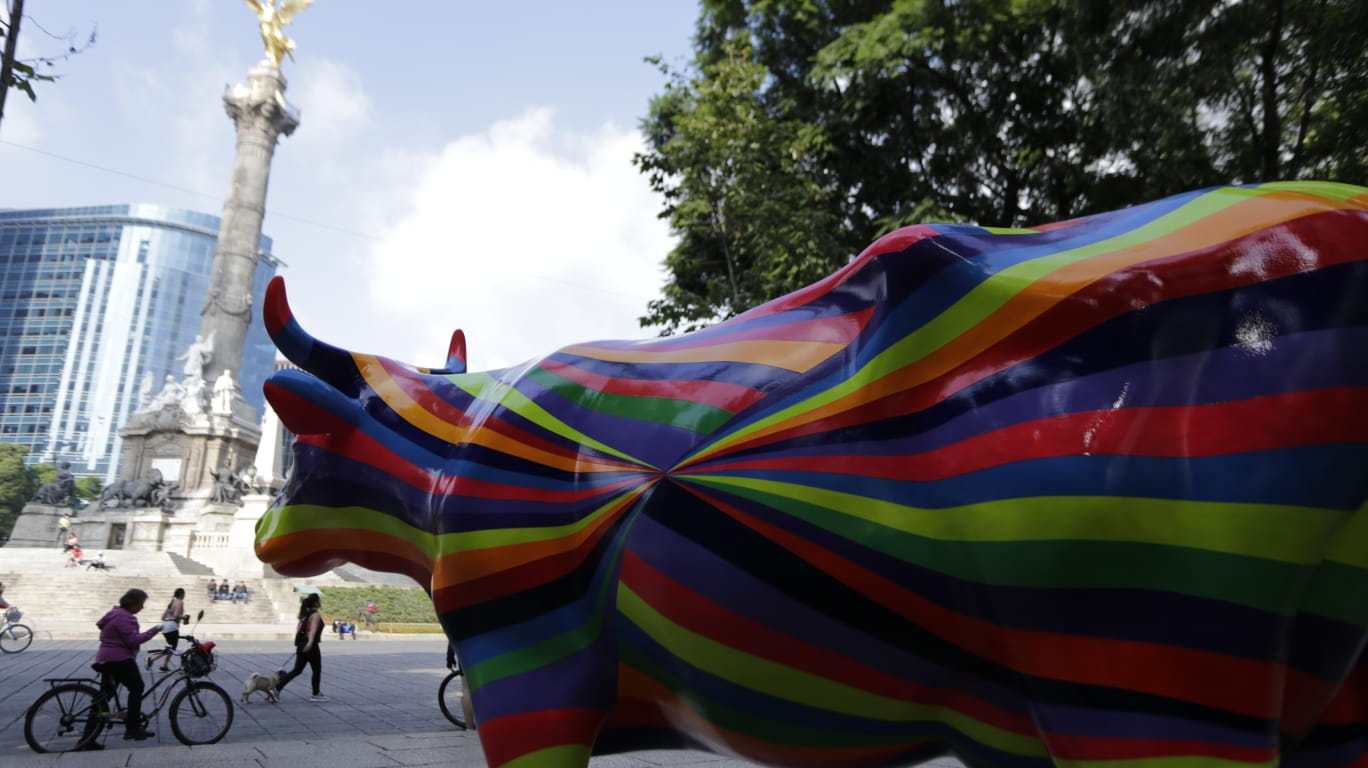 Vaca artística de Grupo Lala en Paseo de la Reforma