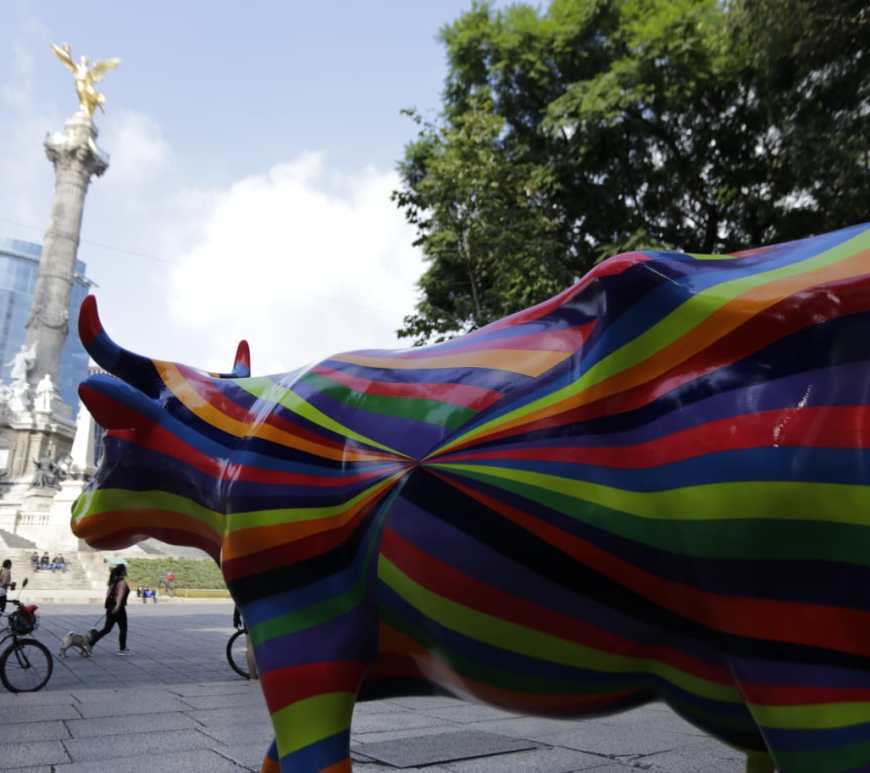 Vaca artística de Grupo Lala en Paseo de la Reforma