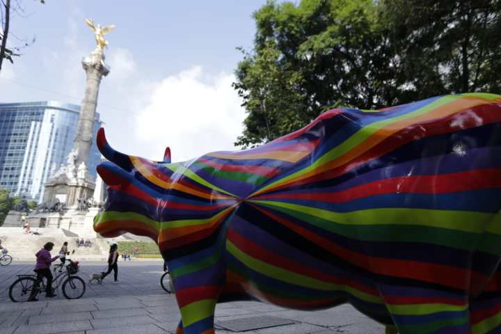 Vaca artística de Grupo Lala en Paseo de la Reforma