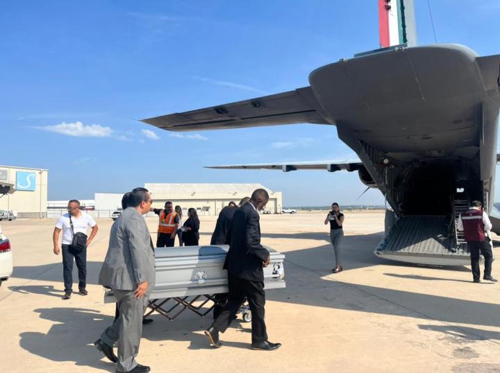 Repatrian cuerpos a México