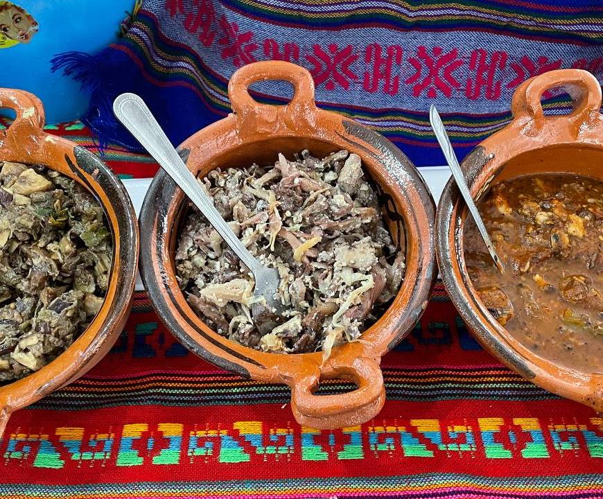 Platillos en cazuela. Feria de alimentos.