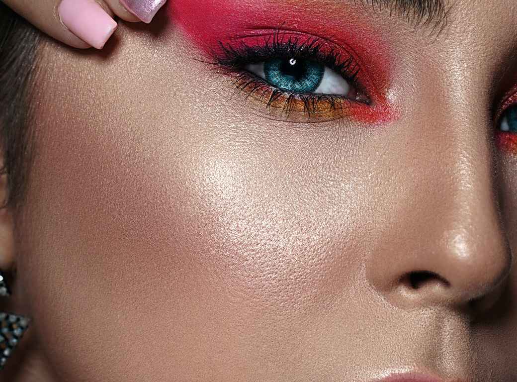 Mujer y su maquillaje / Foto: Amir SeilSepour en Pexels.com