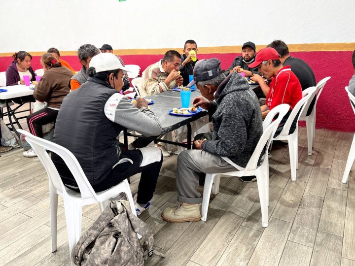 Comedor, personas consumen alimentos