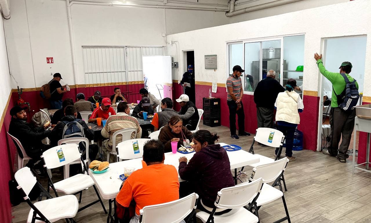 Comedor, personas consumen alimentos